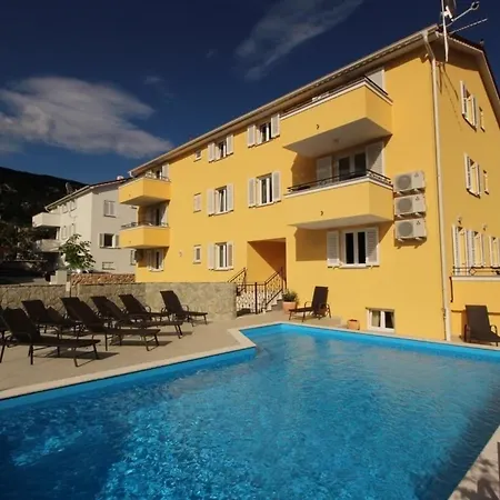 Wunderschoene In Mit Grill Und Gemeinsamem Pool *