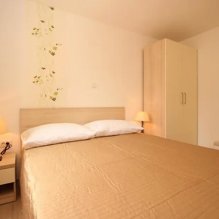 Apartment Wunderschoene In Mit Grill Und Gemeinsamem Pool Baska (Krk)