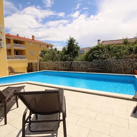 Wunderschoene In Mit Grill Und Gemeinsamem Pool Baska (Krk)