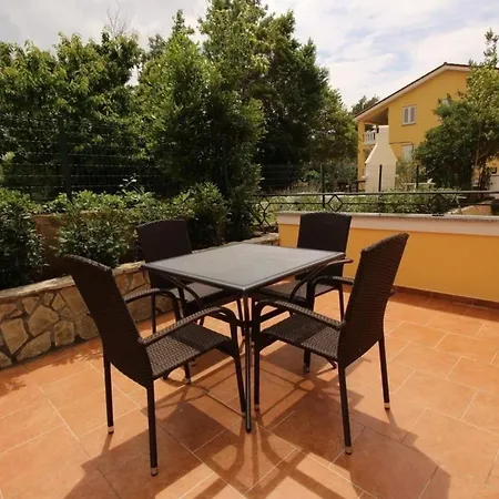Wunderschoene In Mit Grill Und Gemeinsamem Pool Baska (Krk)